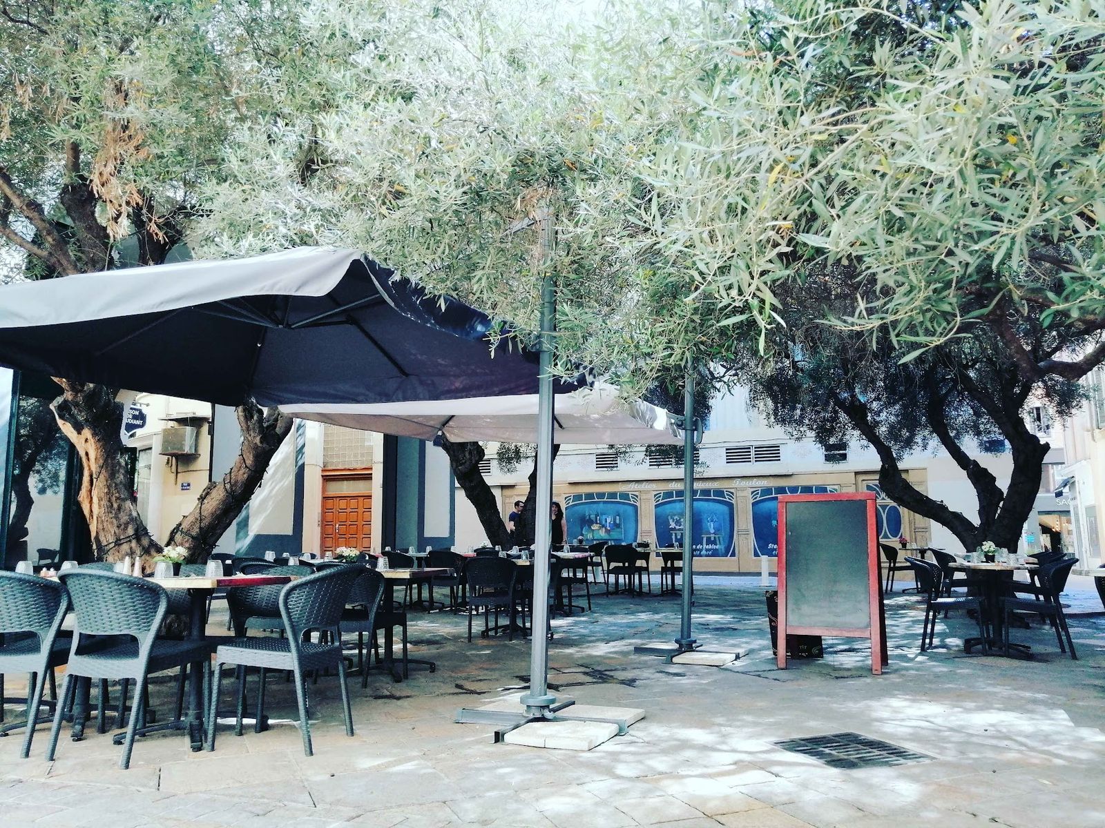 La terrasse du restaurant dressée sous les oliviers, place de la Glacière à Toulon